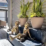 Chic Retreat On Streetcar Line W Pool