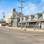 Chic Retreat On Streetcar Line W Pool