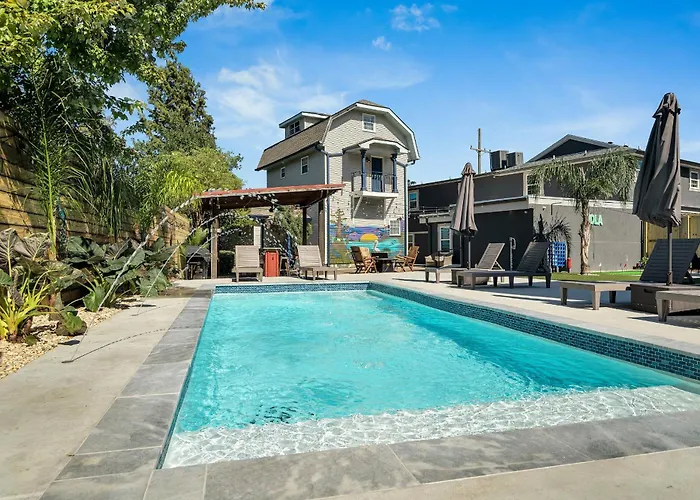 Chic Retreat On Streetcar Line W Pool