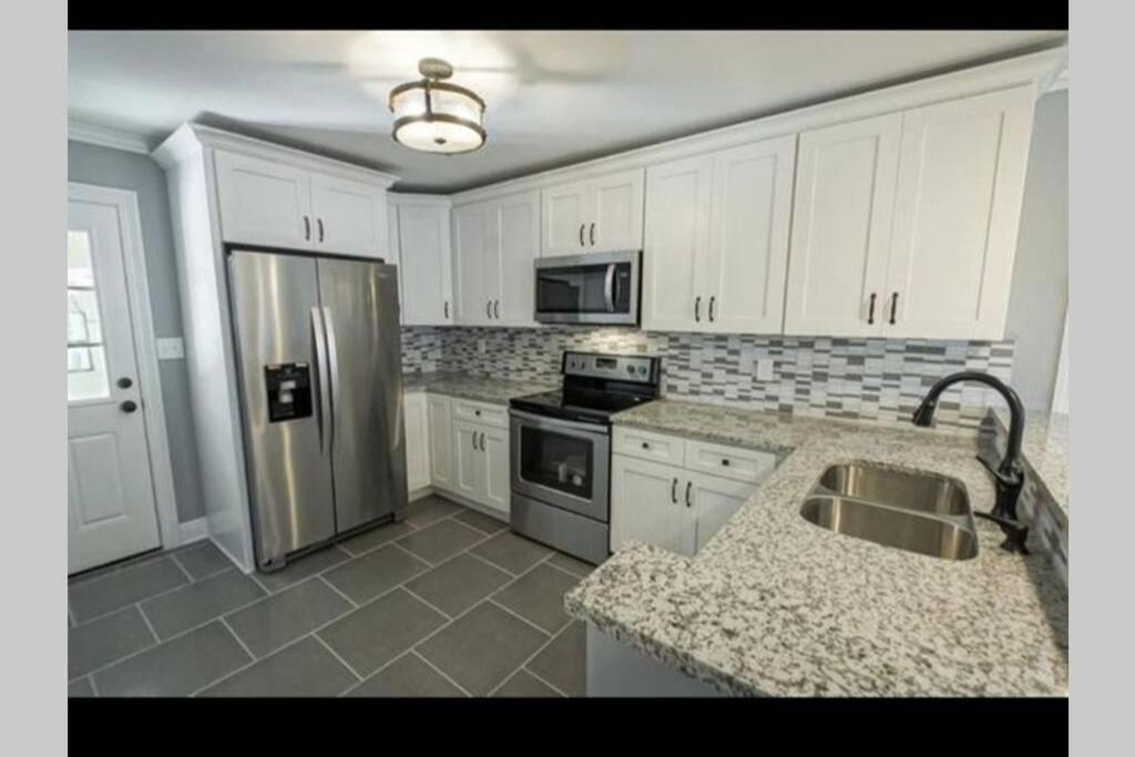 Holiday home 10 Mins From Downtown *a Must See *