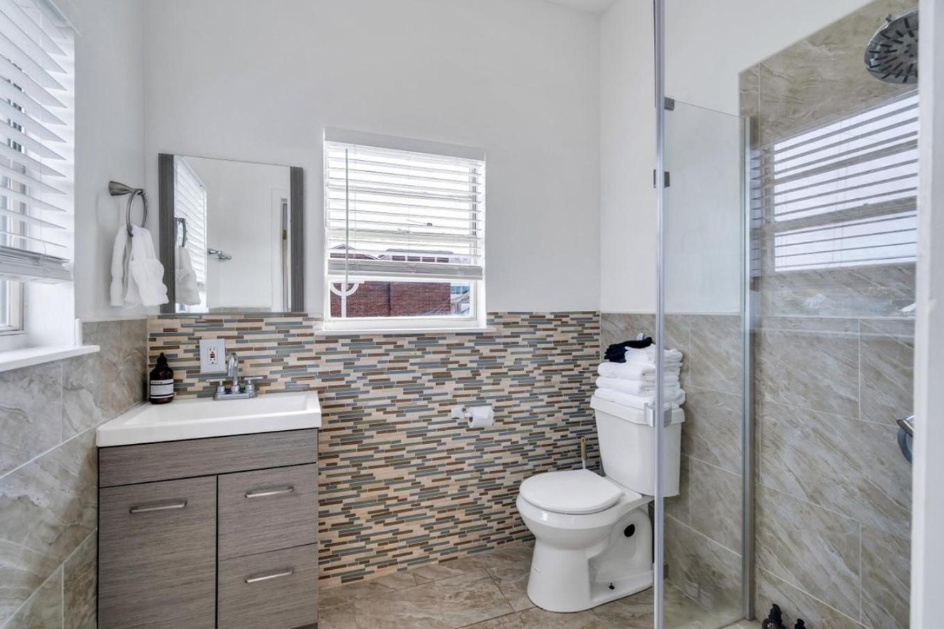 Chic Retreat On Streetcar Line W Pool *