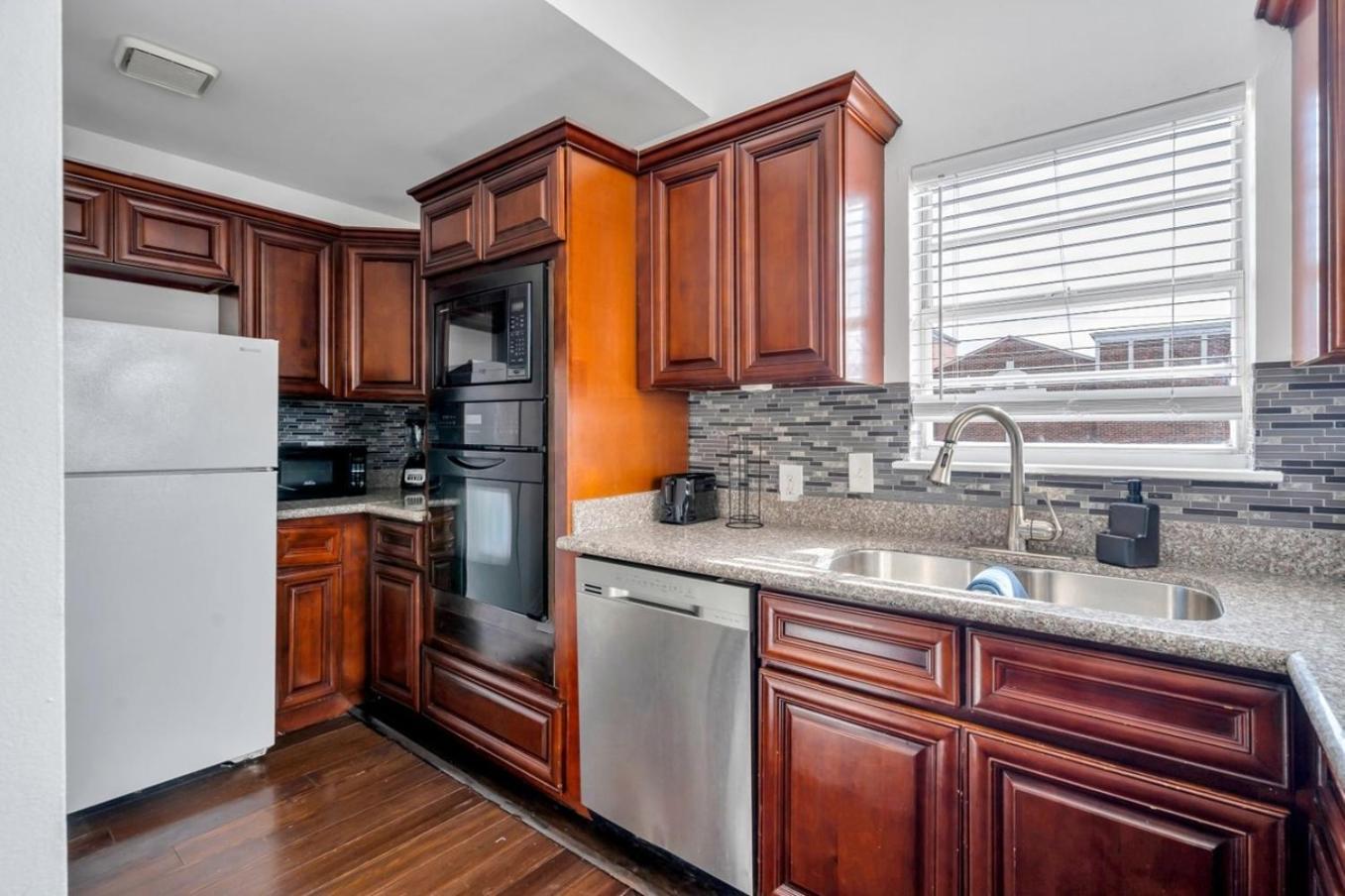 Chic Retreat On Streetcar Line W Pool *