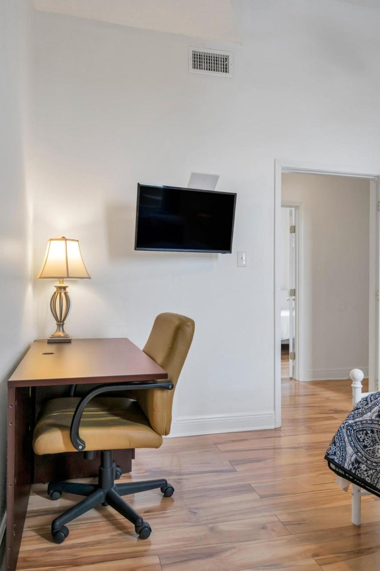 Chic Retreat On Streetcar Line W Pool Holiday home