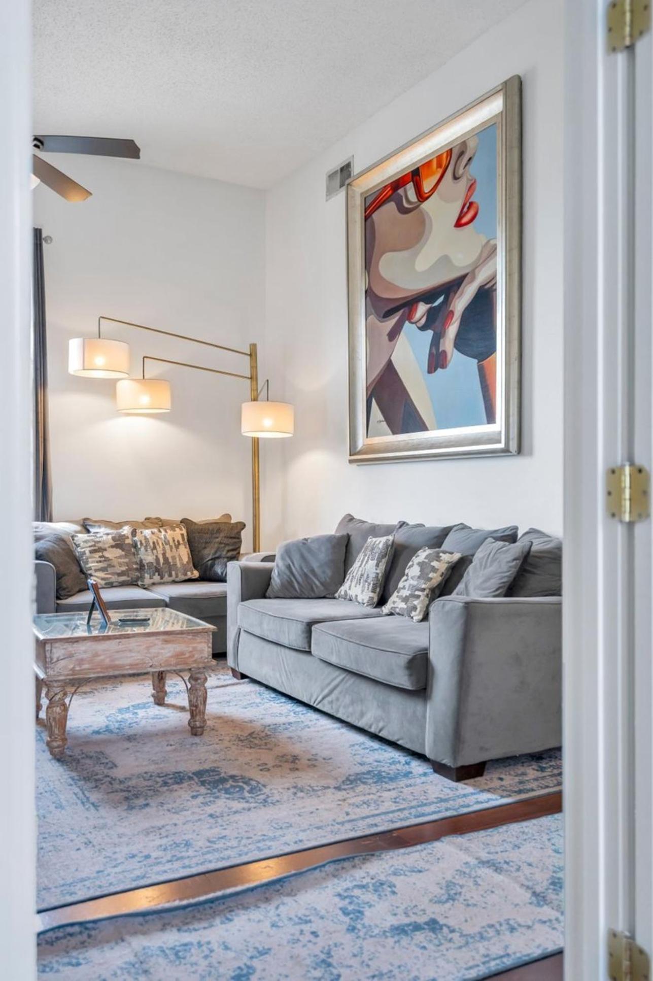 Chic Retreat On Streetcar Line W Pool *