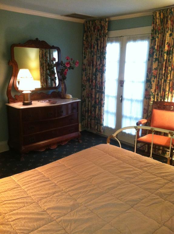 Nine-o-five Royal Hotel