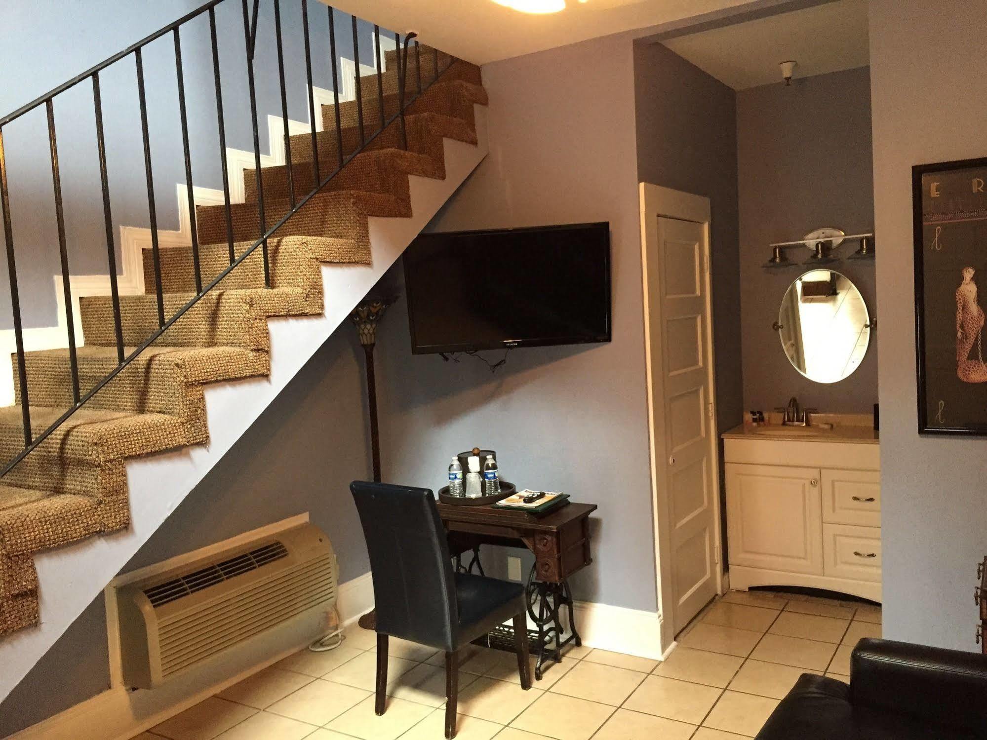 Frenchmen Hotel 3*