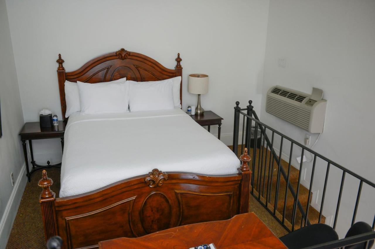 Frenchmen Hotel