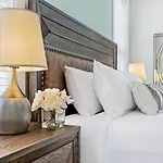 Hosteeva Amazing 4 Bedroom Modern Condo With Balcony Near Frnch Quarter