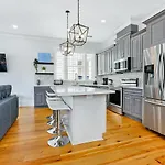 Hosteeva Amazing 4 Bedroom Modern Condo With Balcony Near Frnch Quarter