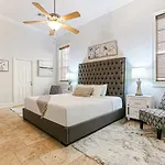 Hosteeva Modern Condo Steps To St Charles Ave & Close To Fq