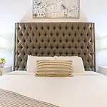 Hosteeva Modern Condo Steps To St Charles Ave & Close To Fq