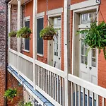 2Bd Condo Steps To Everything With Balcony & Courtyard