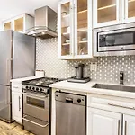 2Bd Condo Steps To Everything With Balcony & Courtyard