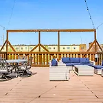 Modern 4Br Condo In Downtown