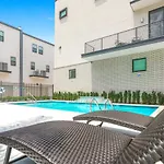 Modern 4Br Townhouse In Bienville Villas