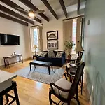 Chic Two-Bedroom Apartment On Camp St, New Orleans