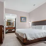 Wyndham Garden Baronne Plaza