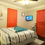 Cheeful, 2Bed X 1Bath Brick House