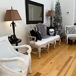Entire Home W/ Party Rooftop - A Block Away From Parades