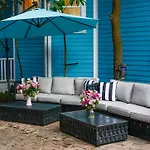 5 Bedroom - Sleeps 8! Steps From Bourbon Street!