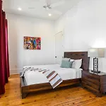 3Br Cottage On Carondelet By Hosteeva