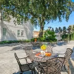 Modern 2Br On Carondelet By Hosteeva