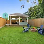 Spacious Southern Louisiana Escape Near Street Car