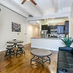 Gorgeous Condo 1 Minute Walk To French Quarter And Bourbon St.