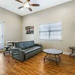 Gorgeous Condo 1 Minute Walk To French Quarter And Bourbon St.