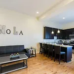 Gorgeous Condo 1 Minute Walk To French Quarter And Bourbon St.