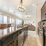 Spacious 4Bd Luxury Penthouse With Balcony