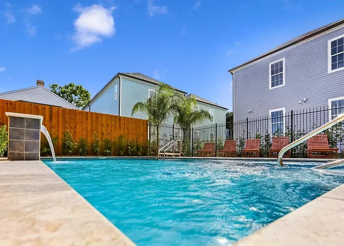 Hosteeva Modern Condo Steps To St Charles Ave & Close To Fq
