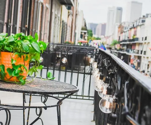 French Quarter - Blocks From Bourbon St