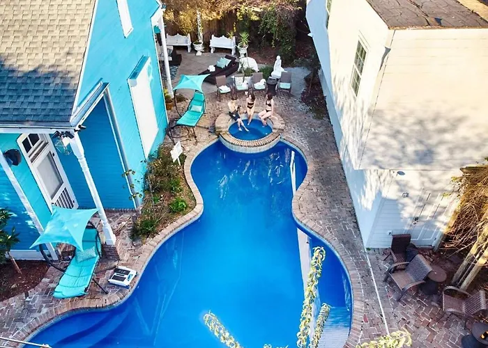 5 Bedroom - Sleeps 8! Steps From Bourbon Street!