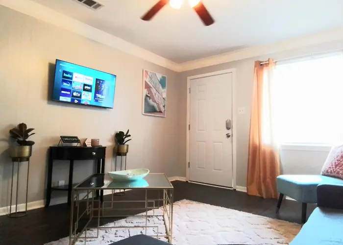 Cheeful, 2Bed X 1Bath Brick House