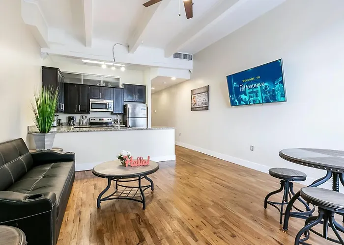 Gorgeous Condo 1 Minute Walk To French Quarter And Bourbon St.