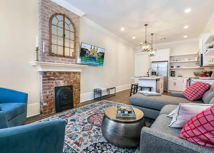 St Charles Ave Living Near Hot Spots And Restaurants
