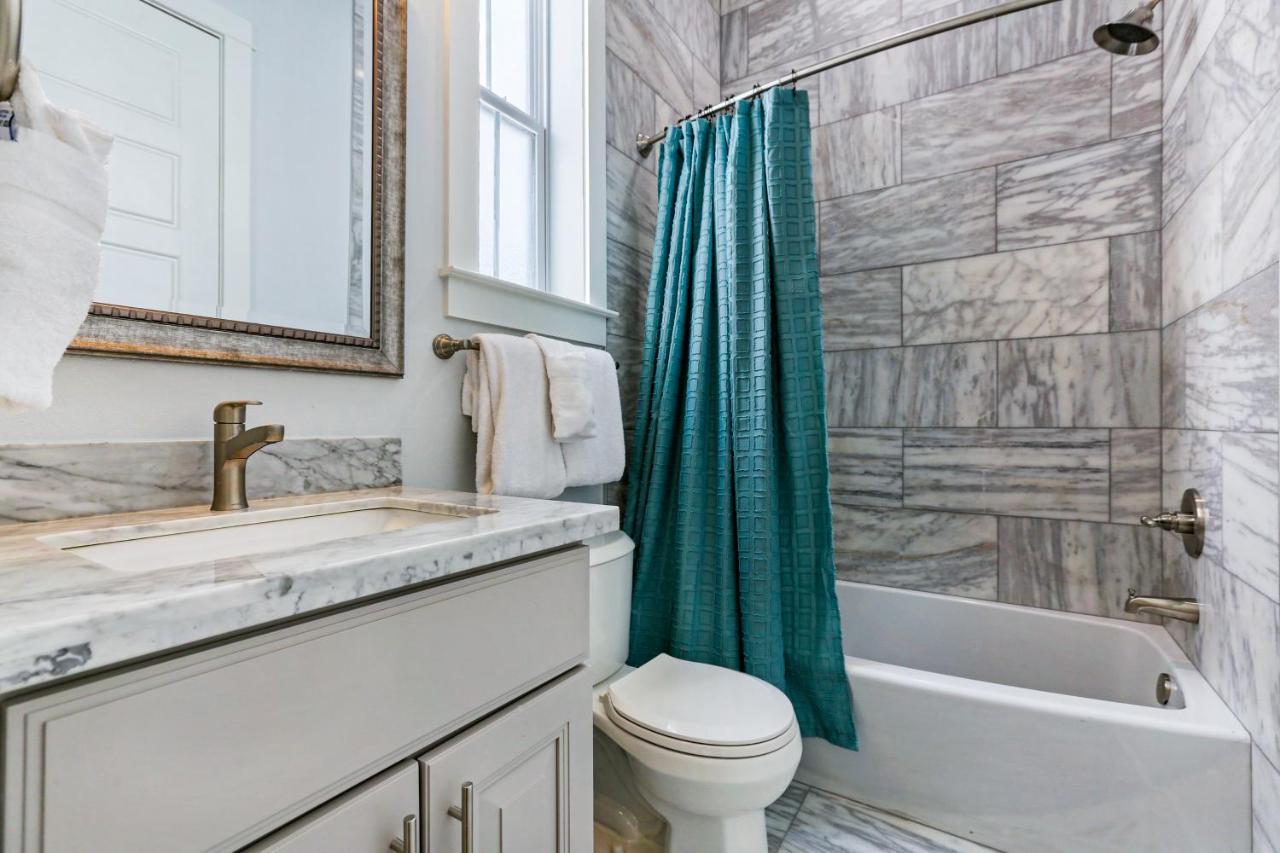 Hosteeva Amazing 4 Bedroom Modern With Balcony Near Frnch Quarter New Orleans