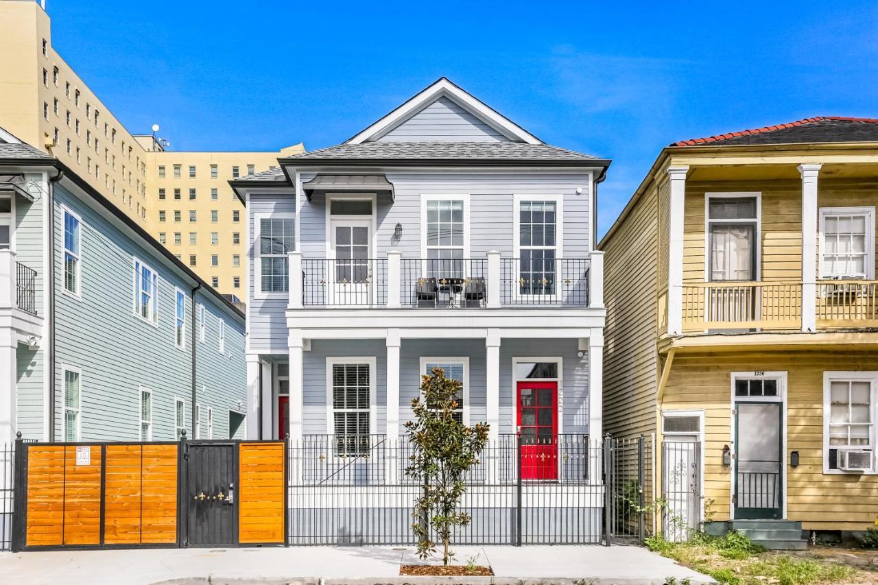 Hosteeva Amazing 4 Bedroom Modern With Balcony Near Frnch Quarter