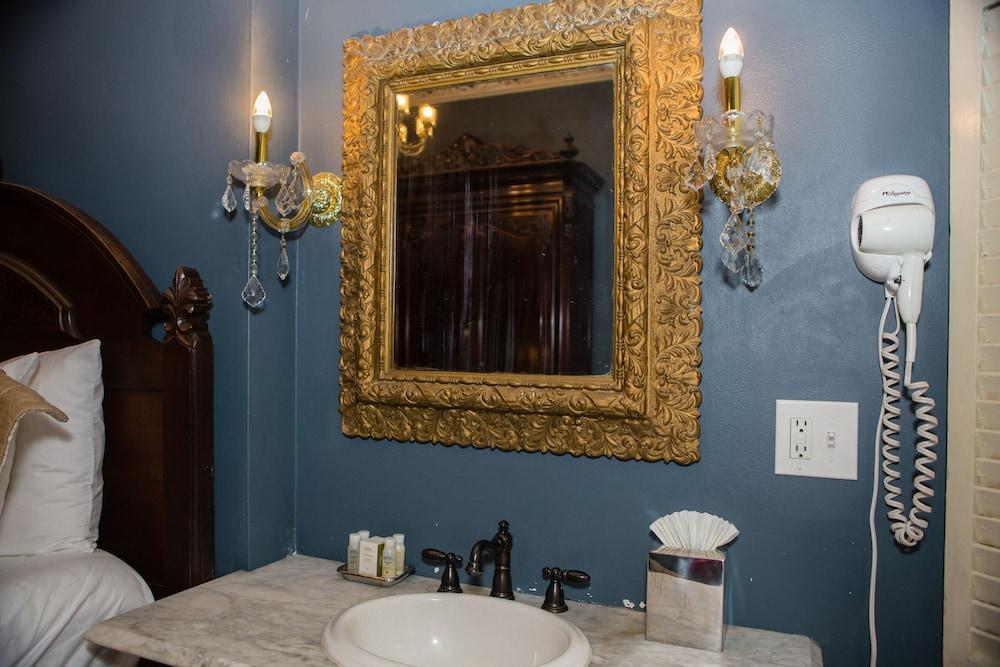 Lamothe House A French Quarter Hotel 4*