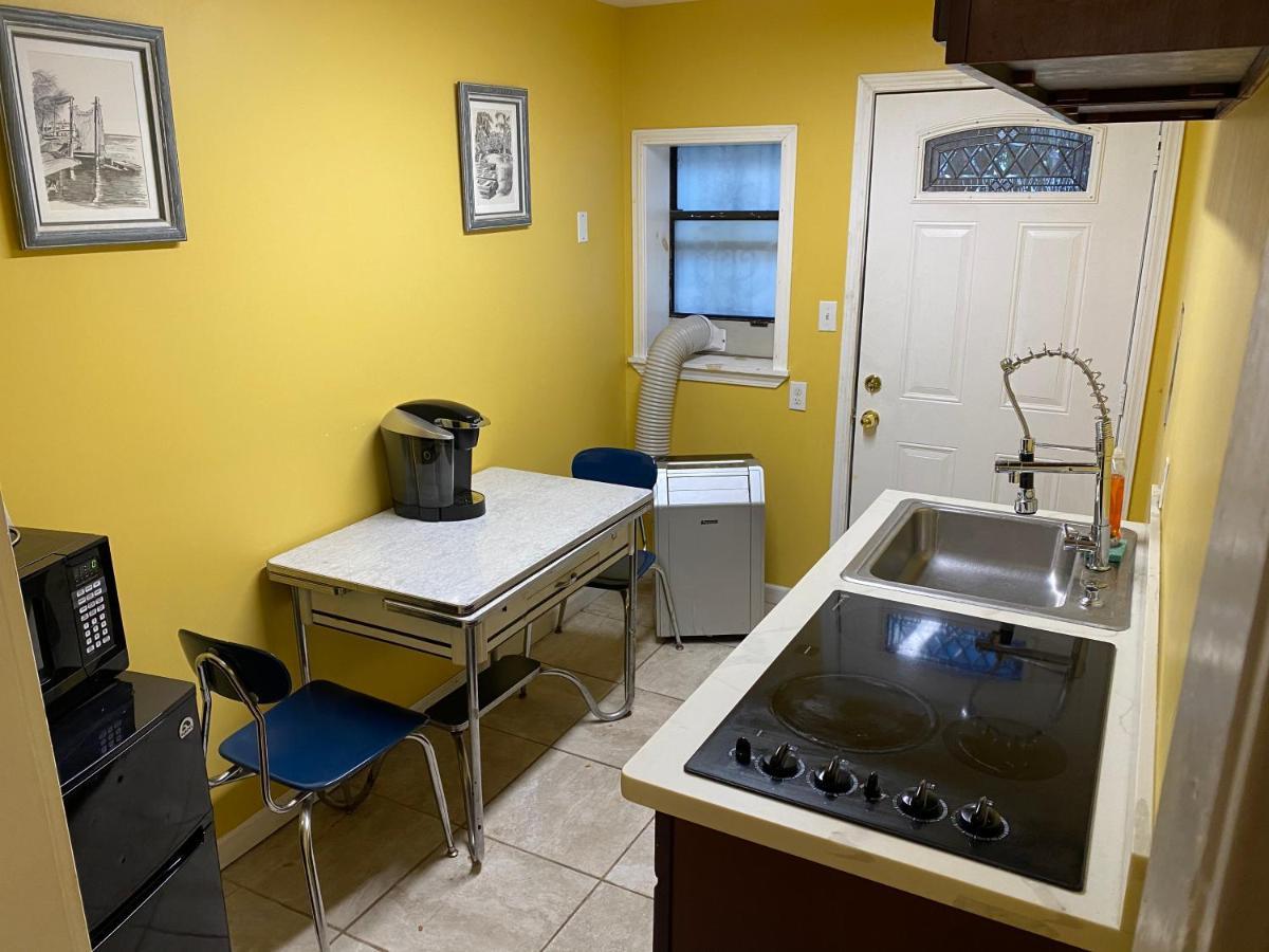 Comfortable Crash Pad Apartment *