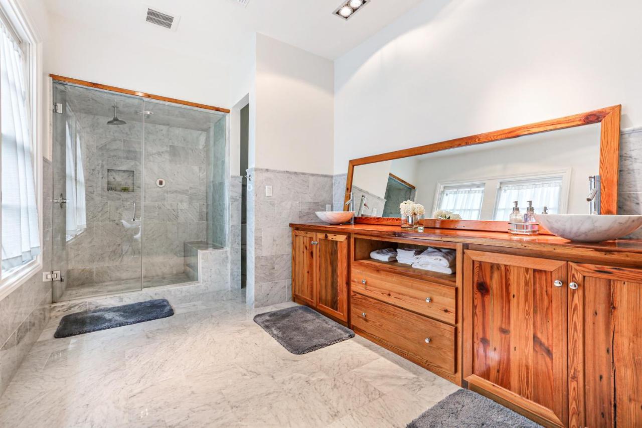 Stunning 5 Bedroom Urban Oasis Downtown Nola Holiday home *