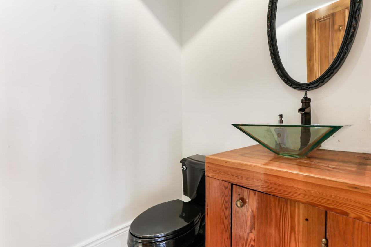 Stunning 5 Bedroom Urban Oasis Downtown Nola Holiday home
