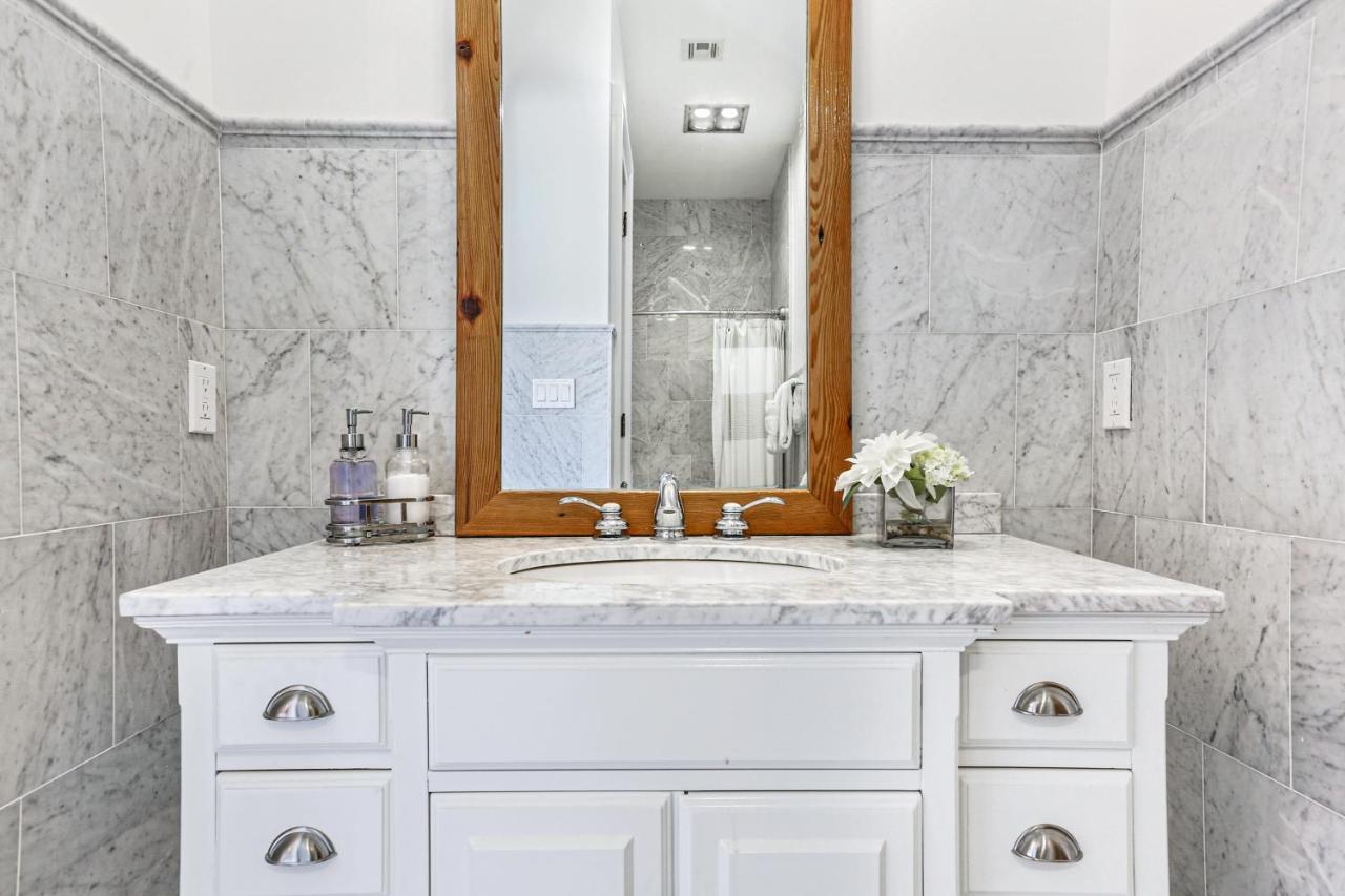 Stunning 5 Bedroom Urban Oasis Downtown Nola Holiday home