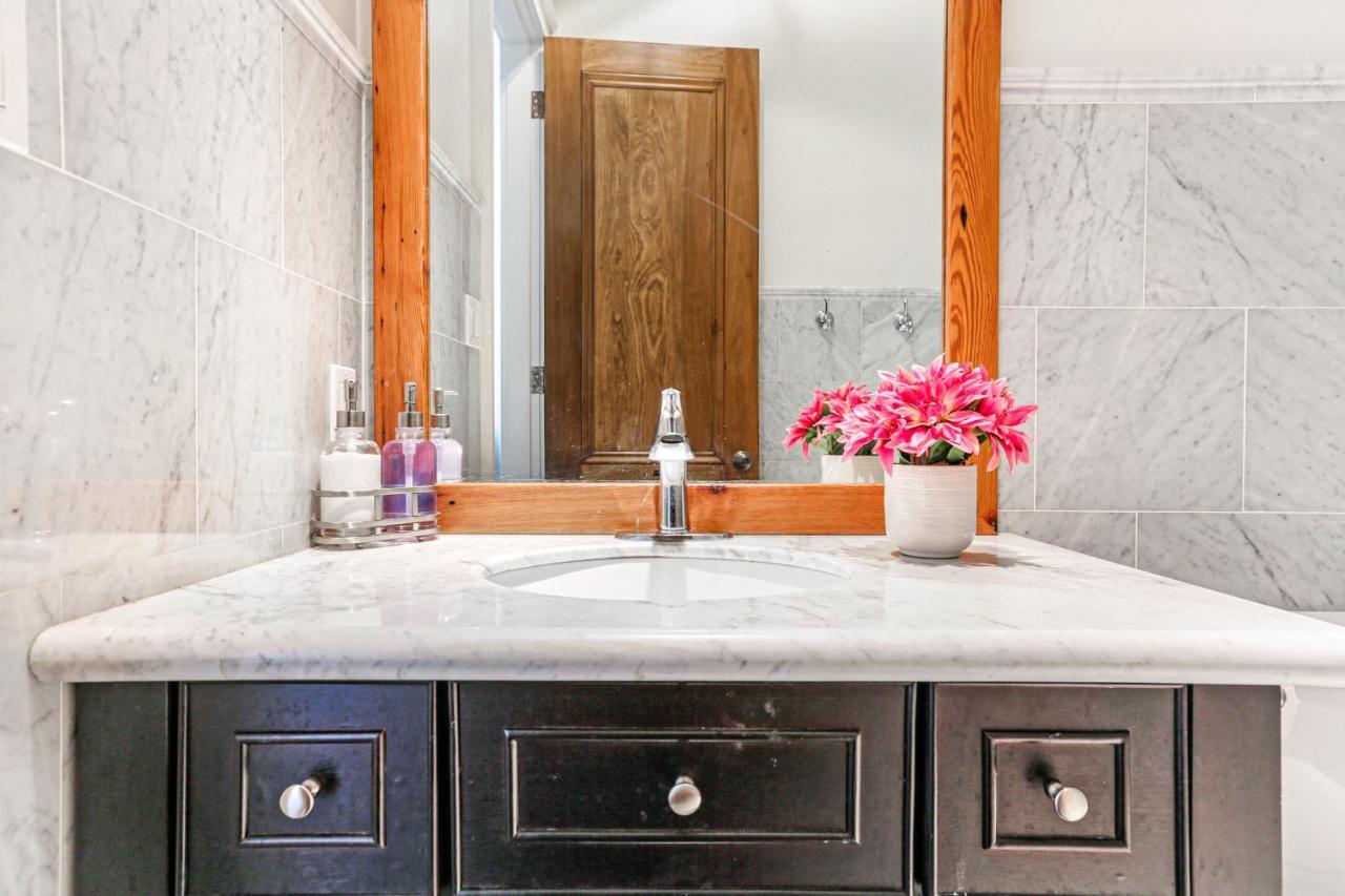 Stunning 5 Bedroom Urban Oasis Downtown Nola Holiday home