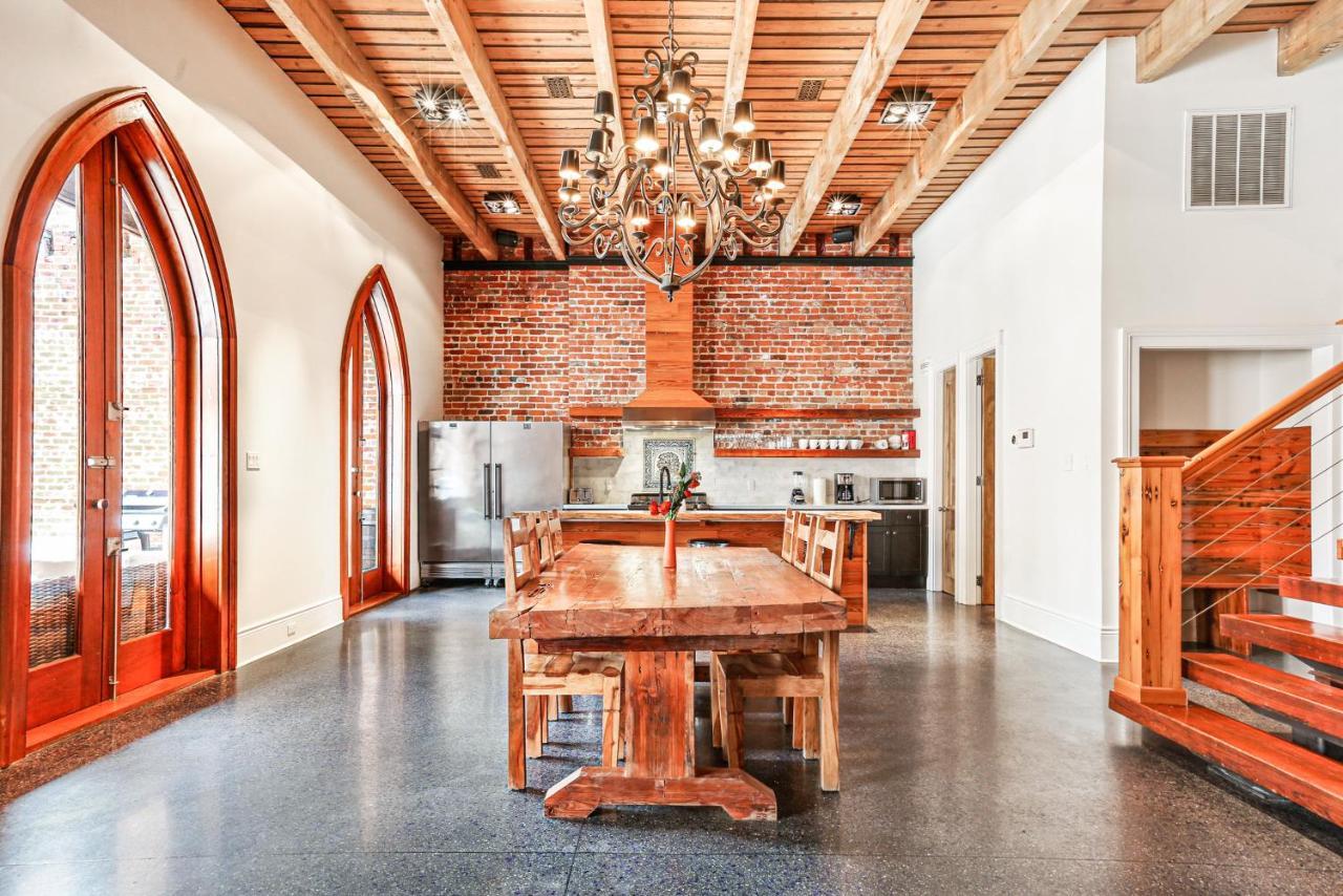 Stunning 5 Bedroom Urban Oasis Downtown Nola Holiday home
