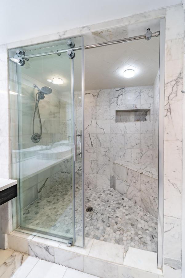2Bd Condo Steps To Everything With Balcony & Courtyard