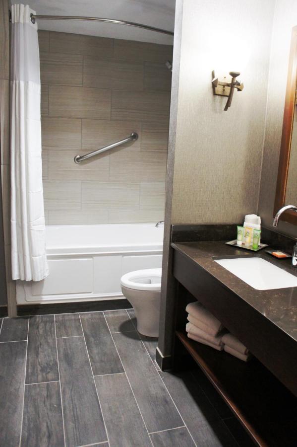 Wyndham Garden Baronne Plaza Hotel