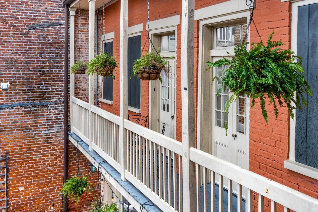 2Bd Condo Steps To Everything With Balcony & Courtyard Apartment