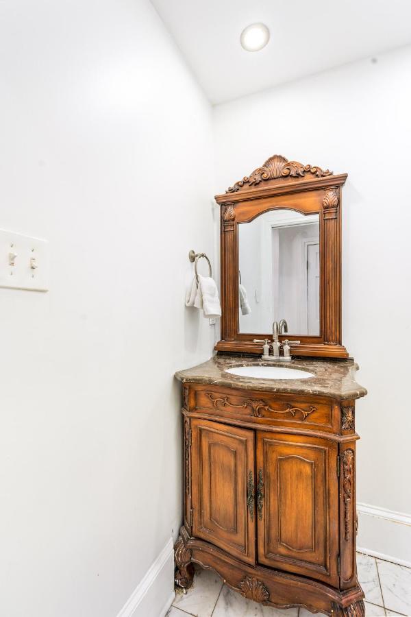 2Bd Condo Steps To Everything With Balcony & Courtyard Apartment